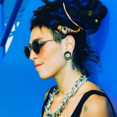 Dreadlocks, piercing, dövme ve arpacık ile İspanyolca kız moda