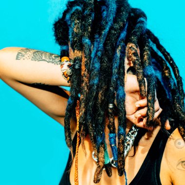 Rasta Latin kızla dreadlocks, piercing, dövme ve stylis