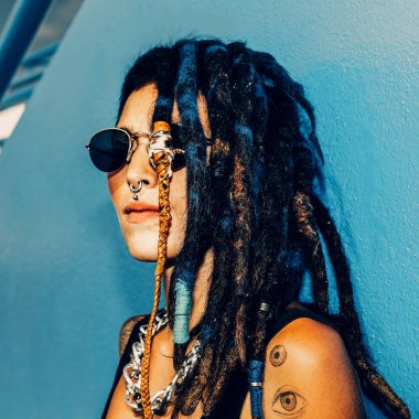 Rasta İspanyol kızla dreadlocks, piercing, dövme ve Stylus kalemler
