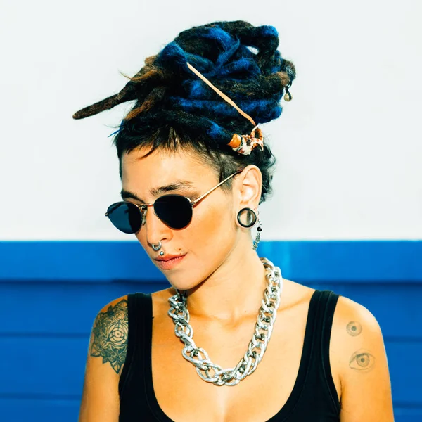 Dreadlocks İspanyol kızla. Kentsel tarzı