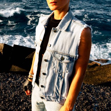 Denim otffit arka plan okyanus üzerinde şık modeli