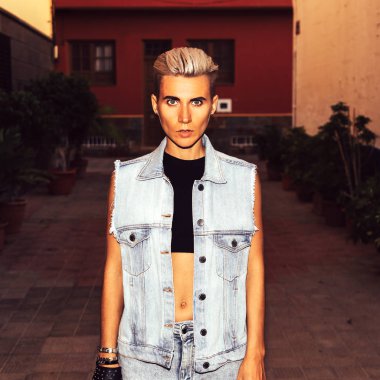 Tom çocuk modeli şık kısa saç ve kot elbise moda