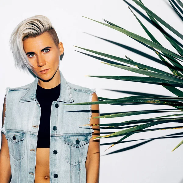 Tom Boy Girl eleganta kort hår och blå jeans — Stockfoto