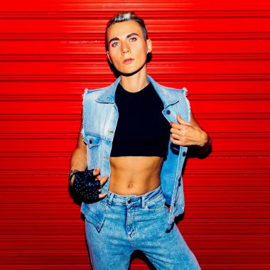 Şık Tom çocuk model kırmızı bir arka plan üzerinde kot kıyafeti. Stree