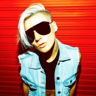 Şık giysiler ve güneş gözlüğü üzerinde bir re kısa saçlı sarışın