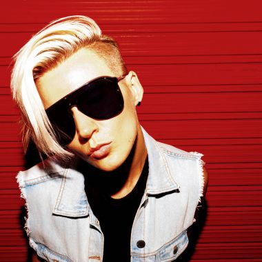 Şık giysiler ve güneş gözlüğü üzerinde kırmızı kısa saçlı kız 