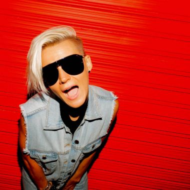 Komik sarışın kısa saçlı şık denim giysiler ve glasse