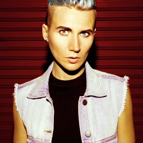  Şık kısa saç ve kot pantolon giymek bir kızdır. Kentsel moda