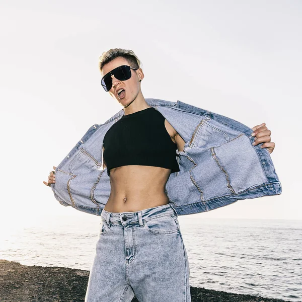 Fille en tenue de denim élégant fond de mer — Photo