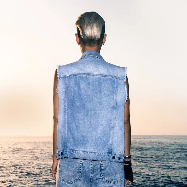 şık denim kıyafet deniz arka plan günbatımı kız