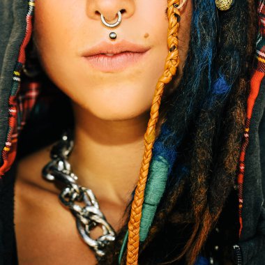 Yakın çekim portre. Dreadlocks ve piercing olan kız. Fashionab