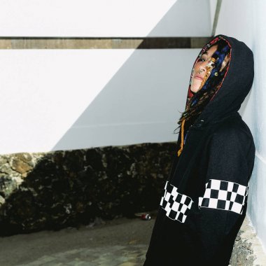 Bir kazak dreadlocks ve piercing Street style ile kız 