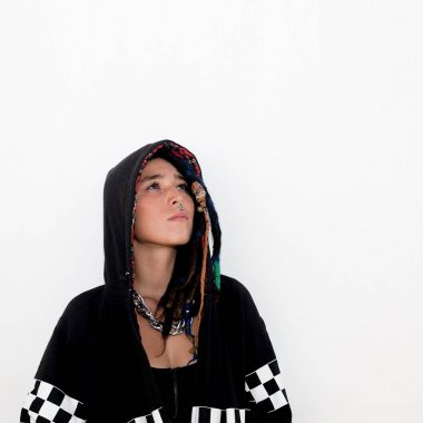 Latin teen dreadlocks ve piercing ile. Bir siyah hoodie. Str