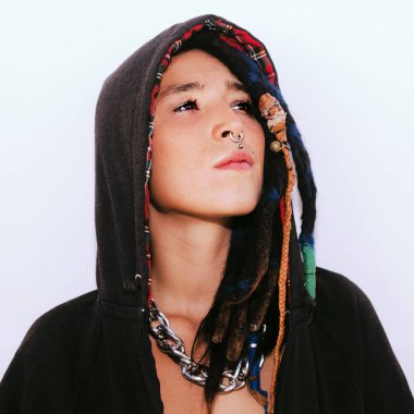 Latin kız olan dreadlocks ve piercing. Bir siyah hoodie. Str