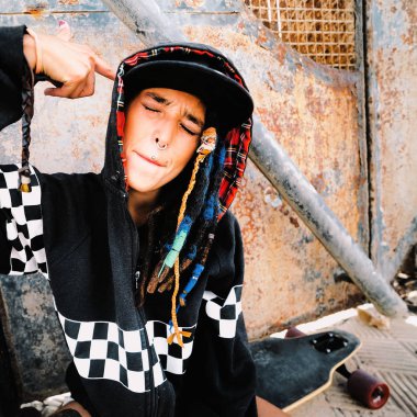 Genç modell hip hop tarzı. Kentsel sokak moda. Kaykay lif