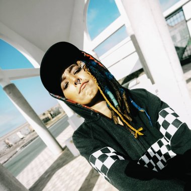 Genç kız hip hop tarzı. Kentsel sokak moda.  