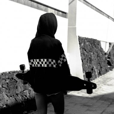 Genç kız hip hop tarzı. Kapüşonlu. Kentsel sokak moda. Skateboar