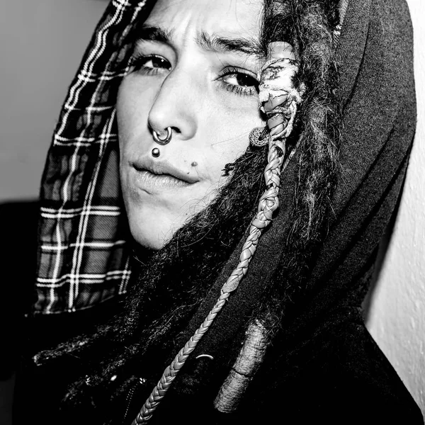 Retrato de chica latina con rastas y piercing. Estilo de calle — Foto de Stock