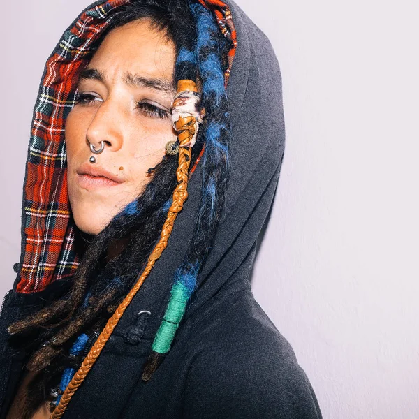 Latin lány dreadlocks és piercing portréja. Utcai divat — Stock Fotó