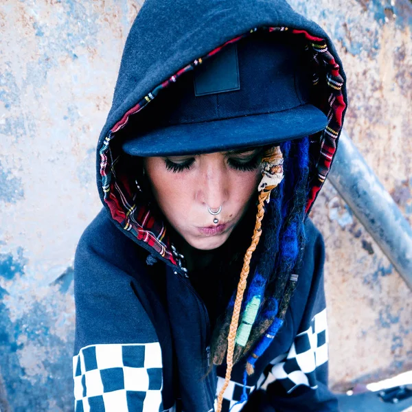 Νεαρό μοντέλο rap στυλ χιπ χοπ. Αστική μόδα του δρόμου — Φωτογραφία Αρχείου