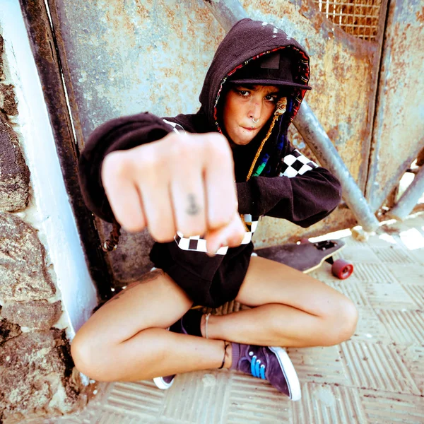 Chica joven estilo hip hop. Moda urbana callejera. Vida útil del monopatín —  Fotos de Stock