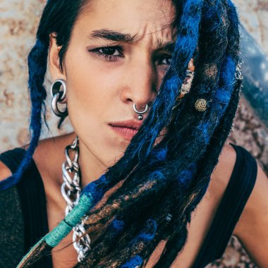Trendy dreadlocks ve piercing İspanyol bir kızla portresi.