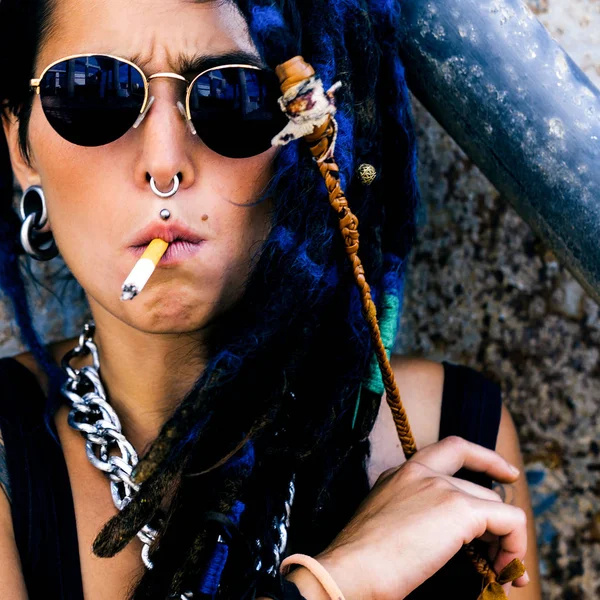Rastaman styl dívka s cigaretou a dredy — Stock fotografie