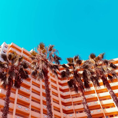 Avuç içi arka plan ve otel. Çok az. Şık tropikal kentsel
