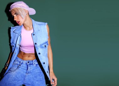 Tom bir kap içinde kısa saçlı kız erkek. Şık kot elbise