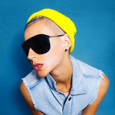 Erkek Fatma tarzı kız moda beanie cap ve güneş gözlüğü. Kentsel kot