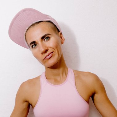 Moda giysiler içinde hoşnutsuz Model erkek fatma. kentsel tarzı
