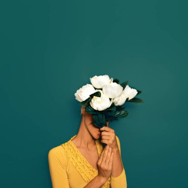 Şehvetli Bayan peonies bir buket. Bahar stili