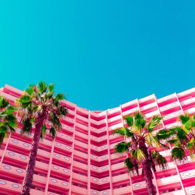 Avuç içi ve otel. Pembe hayat. Çok az. Şık tropikal kentsel