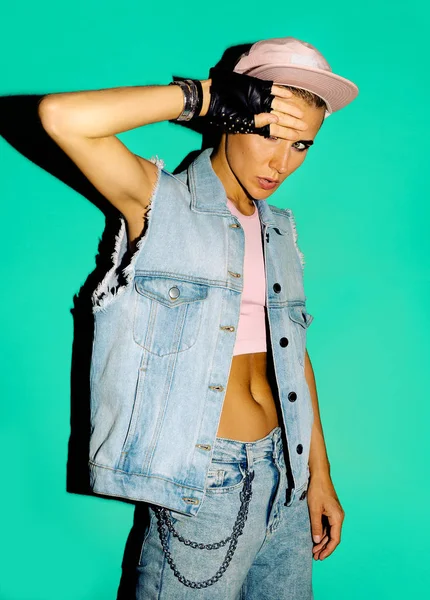 Tom Boy Mädchen mit einer Mütze. stylisches Jeans Outfit Streetstyle Mode — Stockfoto