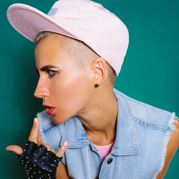 Chica Tomboy en una elegante gorra y guante. Traje denim urbano — Foto de Stock