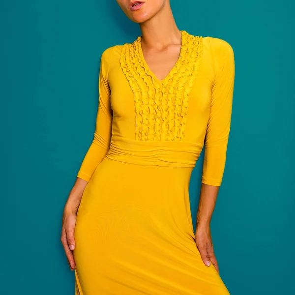 Senhora em um vestido vintage amarelo. Retro moda chique — Fotografia de Stock