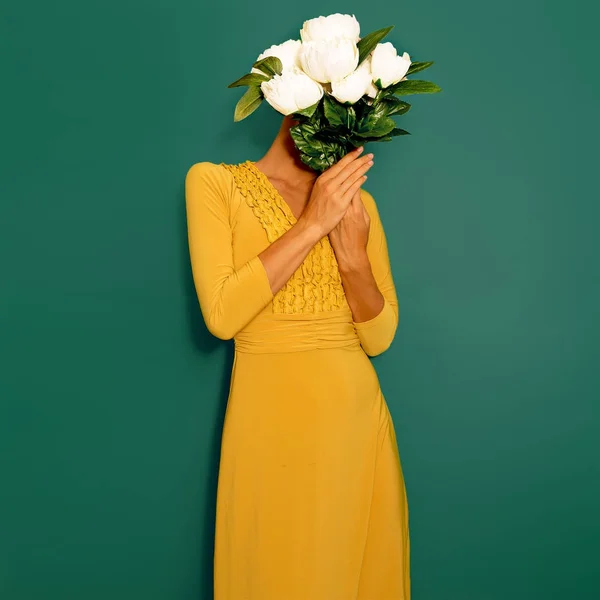 모란의 꽃다발과 함께 감각적인 빈티지 레이디입니다. 봄 스타일 분 — 스톡 사진