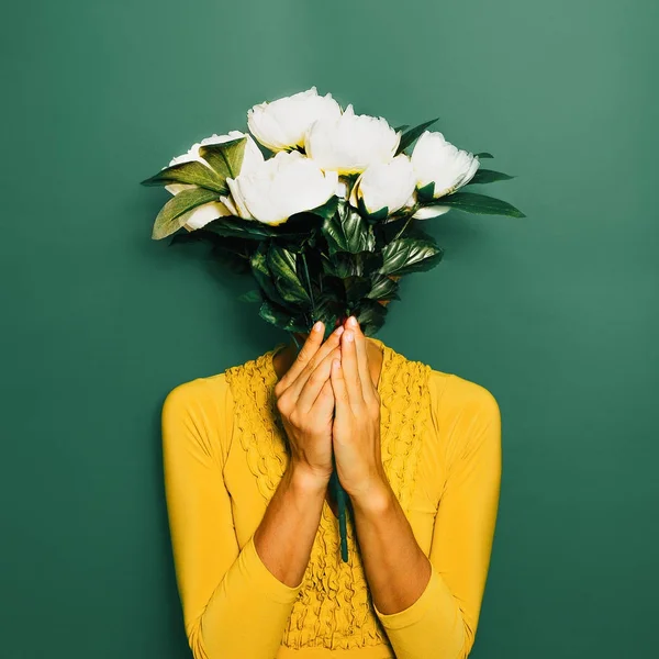 Vintage Bayan peonies bir buket. Bahar stili