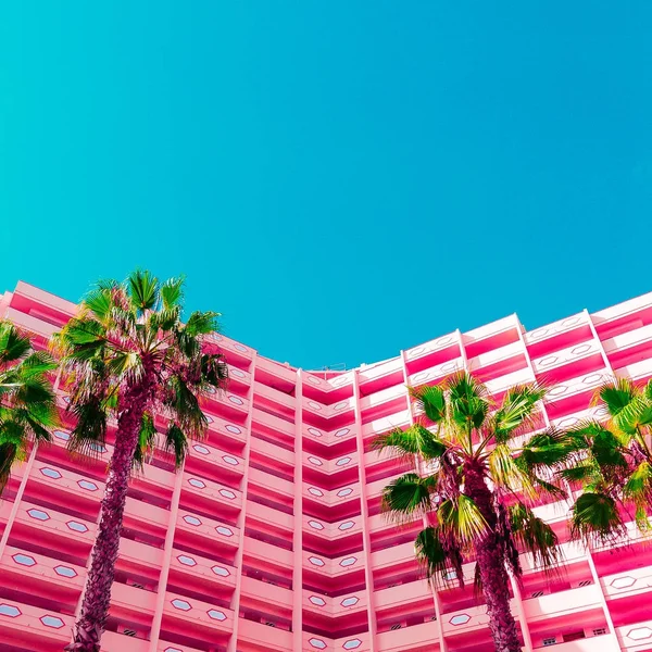 Palmer och hotell. Livet i rosa. Minimal. Eleganta tropiska urban — Stockfoto