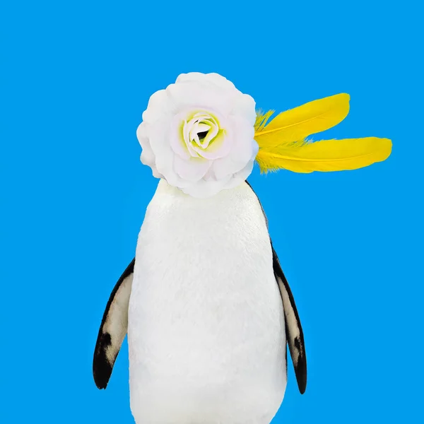 Fun Art Collage Pingüino y flores. Arte minimalista contemporáneo — Foto de Stock