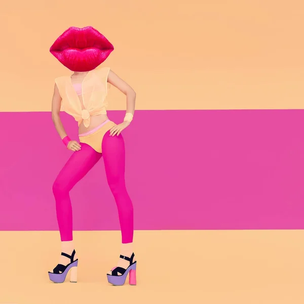 現代美術のコラージュ。女性のピンクの唇。化粧口紅のコンセプト — ストック写真