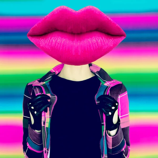 Collage de arte contemporáneo. Labios rosados cabeza y fondo rayado — Foto de Stock