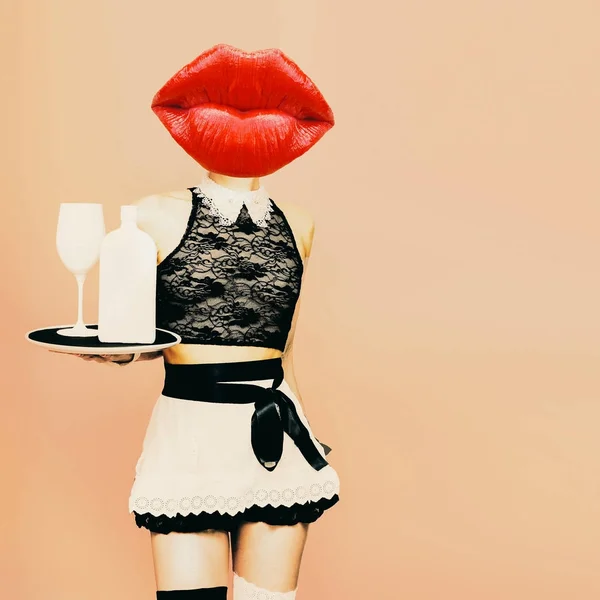 現代美術のコラージュ。セクシーな赤い唇のウェイトレス。ミニマルなデザイン — ストック写真