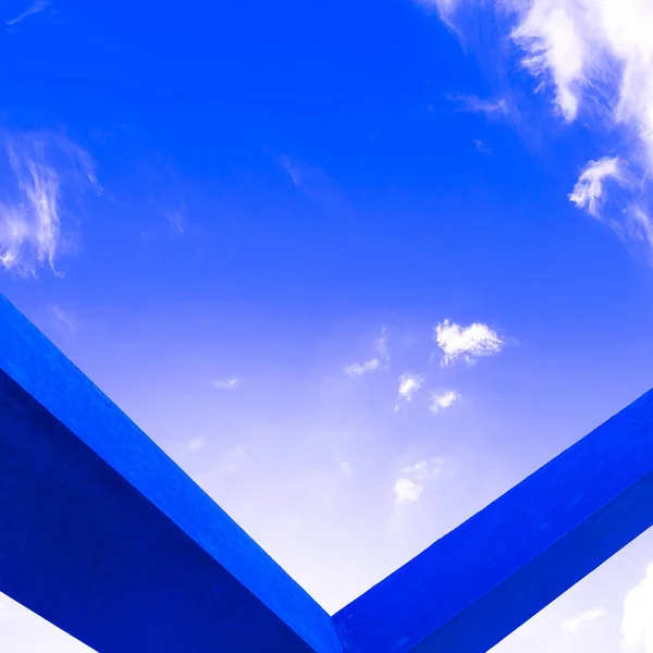 Geometric object and blue sky. Modern minimal art — Stock Photo, Image