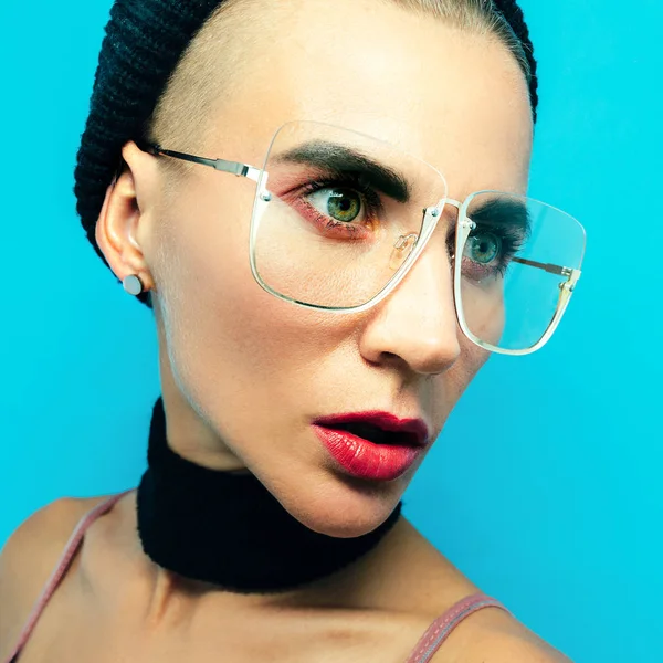 Tomboy sexy Dame in modischer Brille und Beanie Cap. Swag s — Stockfoto