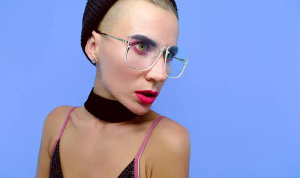 Sensual modelo Tomboy en gafas de moda y accesorios de gargantilla — Foto de Stock