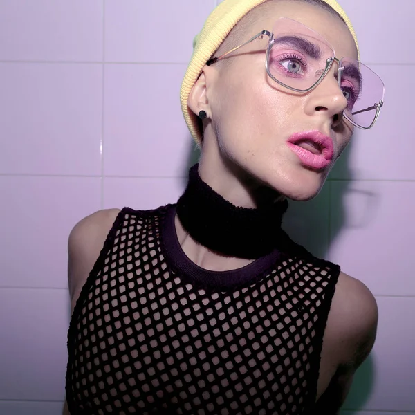 Модель Томбоя в модних окулярах і сезоні модних аксесуарів Bea — стокове фото