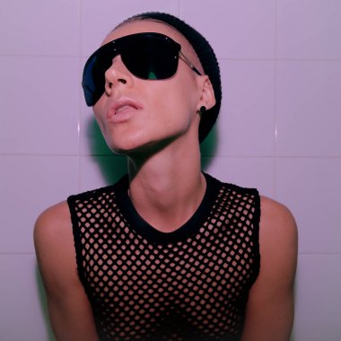  Erkek Fatma modeli Moda Aksesuar bere şapka ve güneş gözlüğü. CL