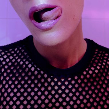 Erkek Fatma seksi kız ağız ve dil. Parti Style Moda Clubbing 