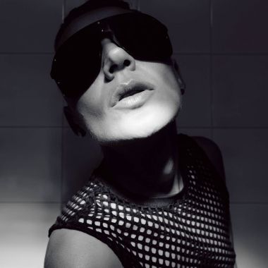 Kısa saç ve lüks gözlüklü erkek fatma Modell. Moda Par